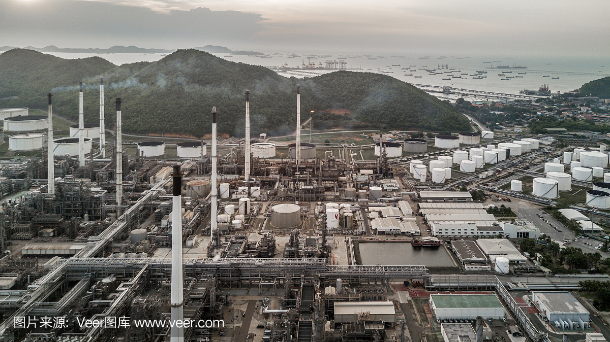 鳥瞰圖油品碼頭是用于存儲石油和石化產品的工業設施,準備運輸到進一步的存儲設施。
